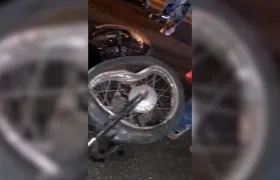 Así quedó una de las motos tras el fuerte impacto del accidente.