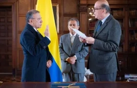 Roy Barreras se posesiona como embajador en el Reino Unido, ante el Canciller Álvaro Leyva Durán.