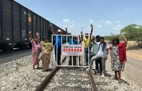 Miembros de la ONG Nación Wayúu permanecen en la línea férrea del Cerrejón