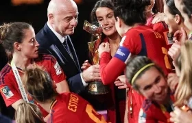 Gianni Infantino durante la premiación a la selección española femenina.