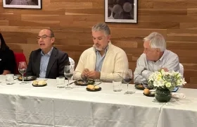 El expresidente Iván Duque compartiendo un almuerzo organizado por la Fundación Libertad.