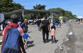 Migrantes descansan en un albergue hoy, en Paso Canoas (Costa Rica)