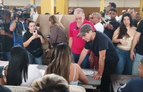 Alex Char acompañado de Eduardo Verano en su mesa de votación.