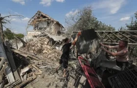 Imagen de archivo de un hombre que retira escombros tras un ataque ruso