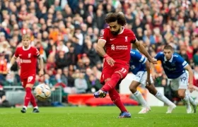 El egipcio Mohamed Salah marca de penalti el primer gol del Liverpool. 