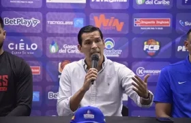 Alberto Caparroso en una rueda de prensa de los Titanes de Barranquilla.
