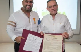 El director de la CRA, Jesús León Insignares y el senador Efraín Cepeda.