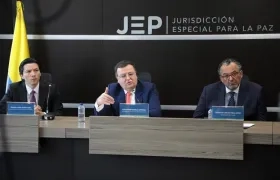 Alejandro Ramelli Arteaga (centro), de la Jurisdicción Especial para la Paz (JEP).