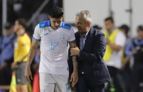 Reinaldo Rueda dando indicaciones a uno de sus jugadores.