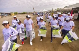 Voluntarios en limpieza en playa de Puerto Mocho.