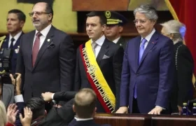 Daniel Noboa acompañado por el presidente de la Asamblea Nacional, Henry Kronfle, y el presidente saliente Guillermo Lasso. 