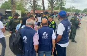 Funcionarios de la Defensoría del Pueblo junto con agentes policiales.