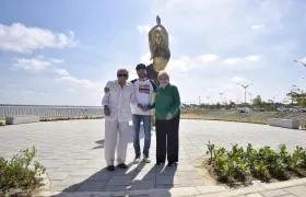 El Alcalde Jaime Pumarejo con los padres de Shakira, Nidia y William.