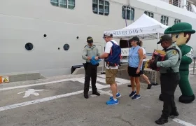 Turistas llegan a Cartagena en cruceros.