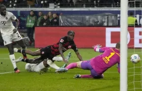 Acción del segundo gol del Eintracht, marcado por el francés Dina Ebimbe. 