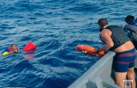 Personal de la Armada en el rescate de los 30 migrantes que venían de San Andrés