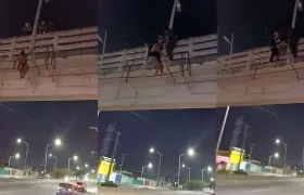 La Policía en pleno rescate de la mujer en el puente de la Circunvalar 