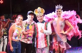 El Alcalde Oscar Avilez y la primera dama Claudia Rojas con la reina central del Carnaval de Polonuevo 2024 Zharick Freyle y el rey Momo Aniano Del Toro, tras ser coronados.