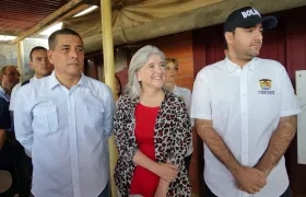 La ministra Catalina Velasco junto al alcalde Dumek Turbay y el gobernador Yamil Arana, en la visita a Bayunca.