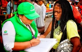 Funcionaria del Banco Agrario entrevistando a una ciudadana. 