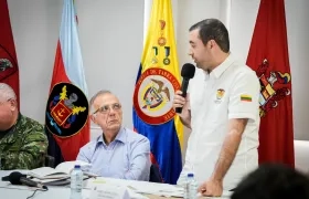 El Ministro de Defensa, Iván Velásquez, escucha al gobernador de Bolívar, Yamil Arana