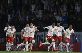 Celebración de los jugadores de Bragantino tras eliminar por penales a Águilas Doradas. 