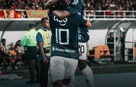 'Cariaco' González (10) celebra con Déiber Caicedo, autor del primer gol del Junior tras una asistencia del venezolano. 