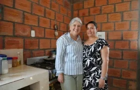 La MinVivienda Catalina Velasco con una beneficiaria de vivienda rural en la vereda El Boquerón, en zona rural de San José del Guaviare