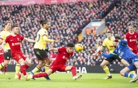 Luis Díaz marca el segundo gol del Liverpool ante el Burnley. 