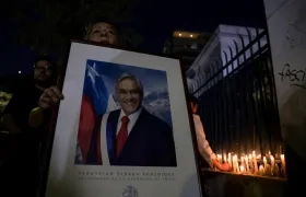  Militantes de Renovacion Nacional encienden velas en la sede del partido en apoyo al falecido expresidente de Chile Sebastían Piñera