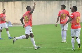 Carlos Copete celebra el segundo gol del Barranquilla FC con Jhomier Guerrero.  