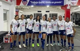 Integrantes de las Tiburonas, equipo femenino del Junior. 