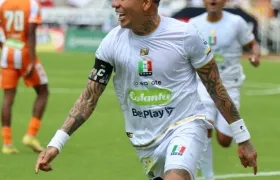 Dayro Moreno celebra tras marcar el gol con el que igualó el récord de Sergio Galván Rey. 