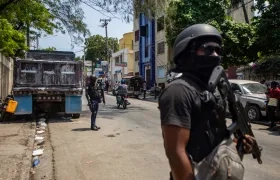 Policías patrullan las calles de Puerto Príncipe.