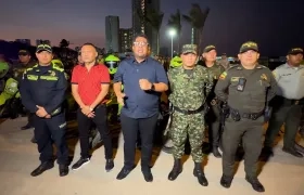El alcalde de Puerto Colombia, Plinio Cedeño, con la Policía y el Ejército. 