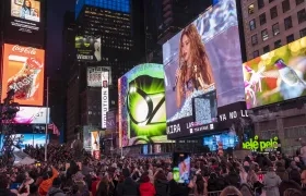 Miles llegaron para escuchar a Shakira en Times Square. 