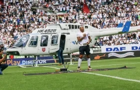 Dayro Moreno tras bajar del helicóptero que aterrizó en el gramado del estadio Palogrande. 