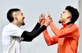 Daniel Mulñoz y Luis Díaz durante la práctica de Colombia, este lunes en Madrid. 