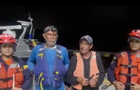 Los dos pescadores minutos después de ser rescatados