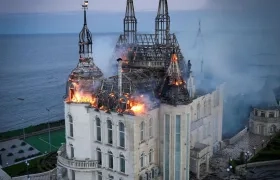 El castillo incendiado tras ser impactado por misiles. 