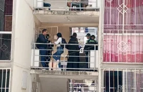 Las autoridades en el apartamento donde fue hallado el cuerpo de la mujer. 