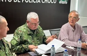 El Ministro de Defensa, Iván Velásquez (derecha).