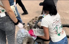 Voluntarios recolectando residuos 