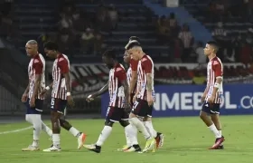 Jugadores del Junior rumbo al camerino tras el final del primer tiempo contra Liga de Quito. 