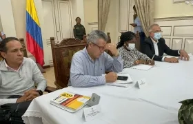 Los ministros de Defensa y del Inteior junto a la Vicepresidenta durante el Consejo de Seguridad en Popayán. 