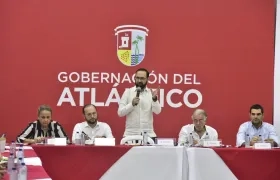 El Ministro de Minas, Andrés Camacho, interviene durante la reunión con líderes de la región.