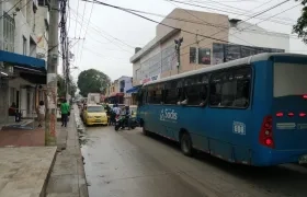 La carrera 18, entrada al barrio Las Moras, está intransitable ante la cantidad de vehículos. 