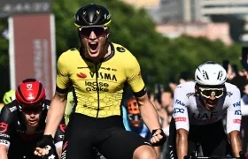El neerlandés Olav Kooij (Visma Lease a Bike) ganó la etapa 9 del Giro, de fondo aparece Molano (blanco).