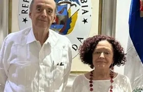 El excanciller Álvaro Leyva y Vilma Velásquez.