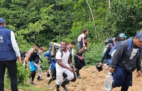 Migrantes cruzando la selva del Darién.